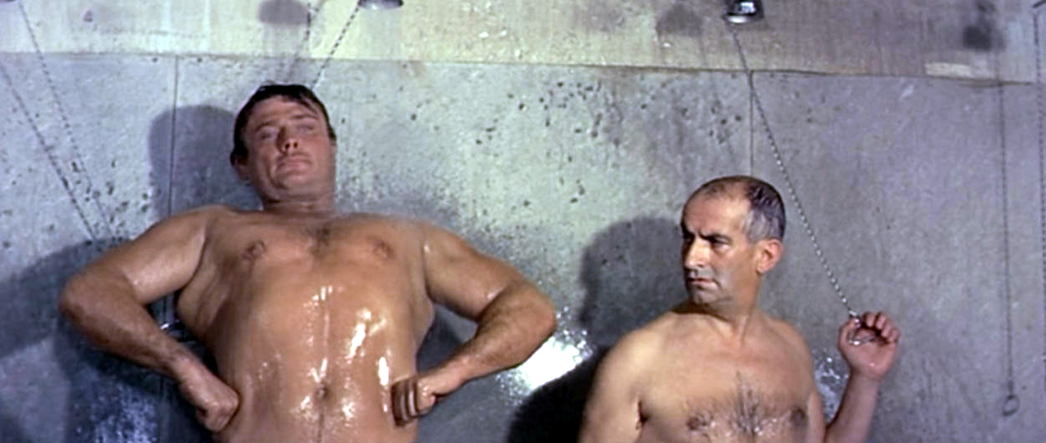 Почему нельзя поднимать мыло. Луи де Фюнес и качок в душе. Луи де Фюнес в бане. Луи де Фюнес в душе с качком.